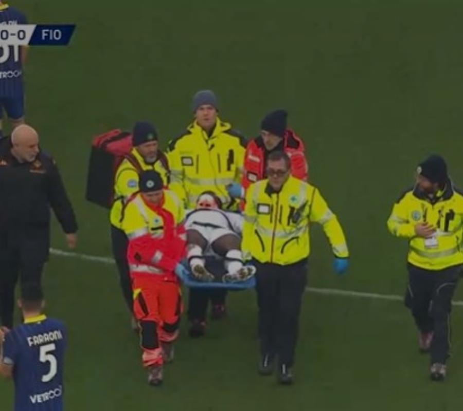 Τραγικές ώρες τώρα στο ποδόσφαιρο: Κατέρρευσε μέσα στο γήπεδο ο αγαπημένος ποδοσφαιριστής – Σοκαρισμένοι συμπαίκτες, αντίπαλοι και οι χιλιάδες θεατές