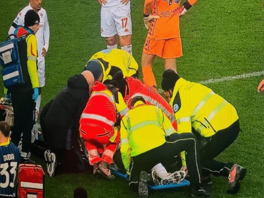 Τραγικές ώρες τώρα στο ποδόσφαιρο: Κατέρρευσε μέσα στο γήπεδο ο αγαπημένος ποδοσφαιριστής – Σοκαρισμένοι συμπαίκτες, αντίπαλοι και οι χιλιάδες θεατές