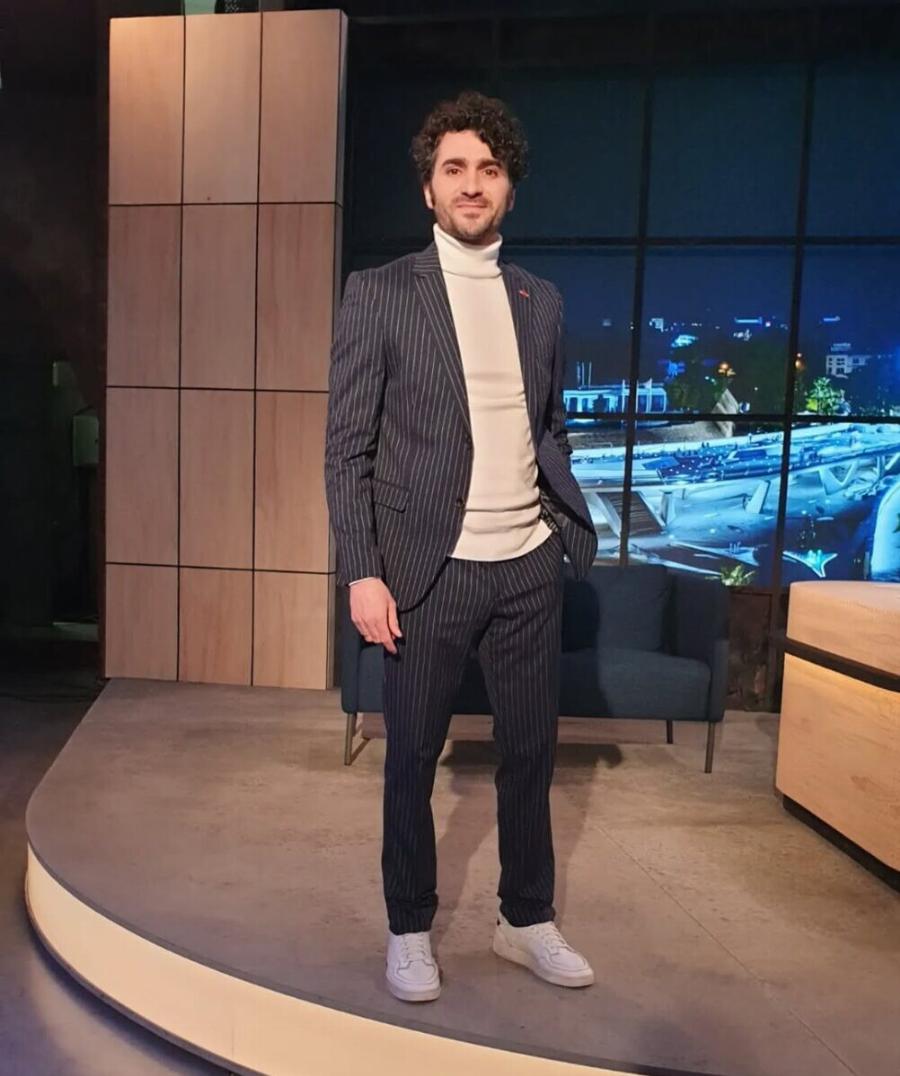 Ξυρίστηκε, κουρεύτηκε, μοιάζει 15 χρόνια νεότερος: Κούκλος ο τηλεοπτικός Άγιος Παΐσιος χωρίς τα μούσια, οι φώτο που ξετρέλαναν τις γυναίκες