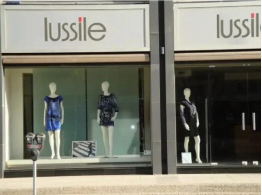 Bγήκε σε πλειστηριασμό: Τέλος εποχής για μεγάλη ελληνική εταιρεία μετά από 34 χρόνια – Όλοι αγοράζαμε τα ρούχα της