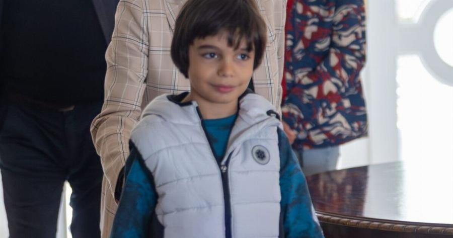 «Μια νύχτα μόνο»: Ο «Πετράκης» λέει «μπαμπά» τον Οδυσσέα και τον αγκαλιάζει σφιχτά- Πώς ο Χαριτάκης καταφέρνει και «κερδίζει» τον μικρό