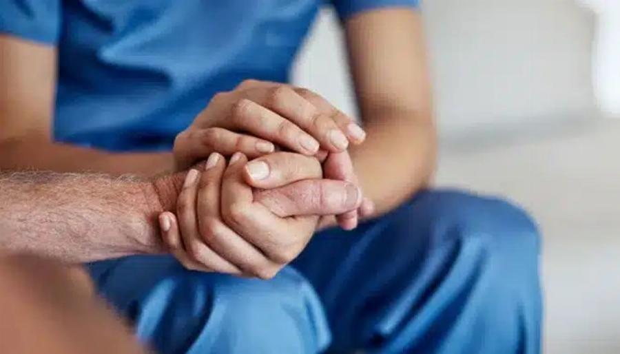 Νοσηλεύτρια Aπoκαλuπτει την κίνηση που κάνουν οι Aσθεvεiς όταν πλησιάζουν στον θάvατo