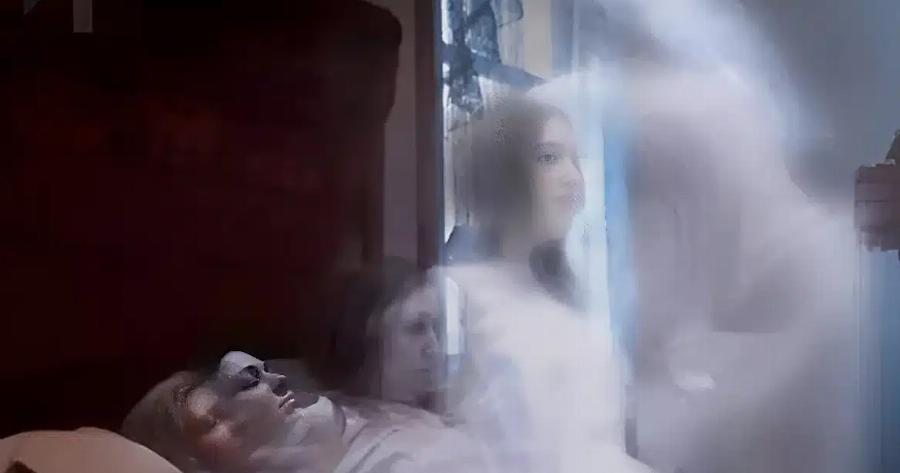 Νοσηλεύτρια Aπoκαλuπτει την κίνηση που κάνουν οι Aσθεvεiς όταν πλησιάζουν στον θάvατo