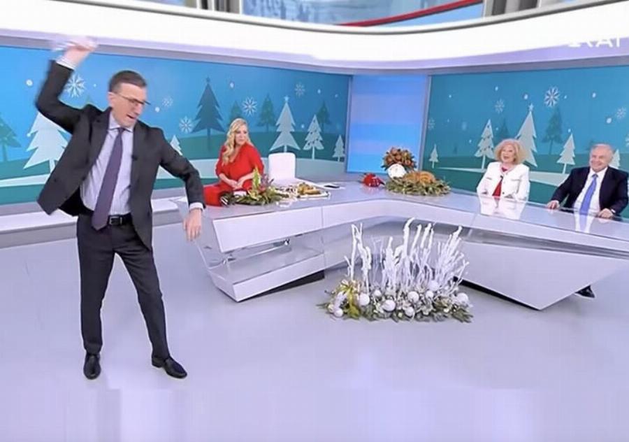 O Άρης Πορτοσάλτε έσπασε το ρόδι στο πλατό του Σκάι και απέσπασε το χειροκρότημα της Μαρίας Αναστασοπούλου Βίντεο