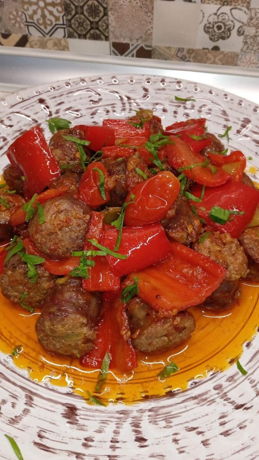 Όποιος τη δοκιμάζει ζητάει ψωμί για βούτες – απίθανη τηγανιά με λουκάνικα!