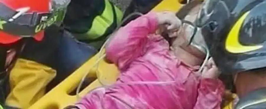 Πυροσβέστες βρήκαν το σώμα μιας 9χpονης αλλά δυστυχώς – Μόλις είδαν τι βρισκόταν από κάτω της πάγωσαν