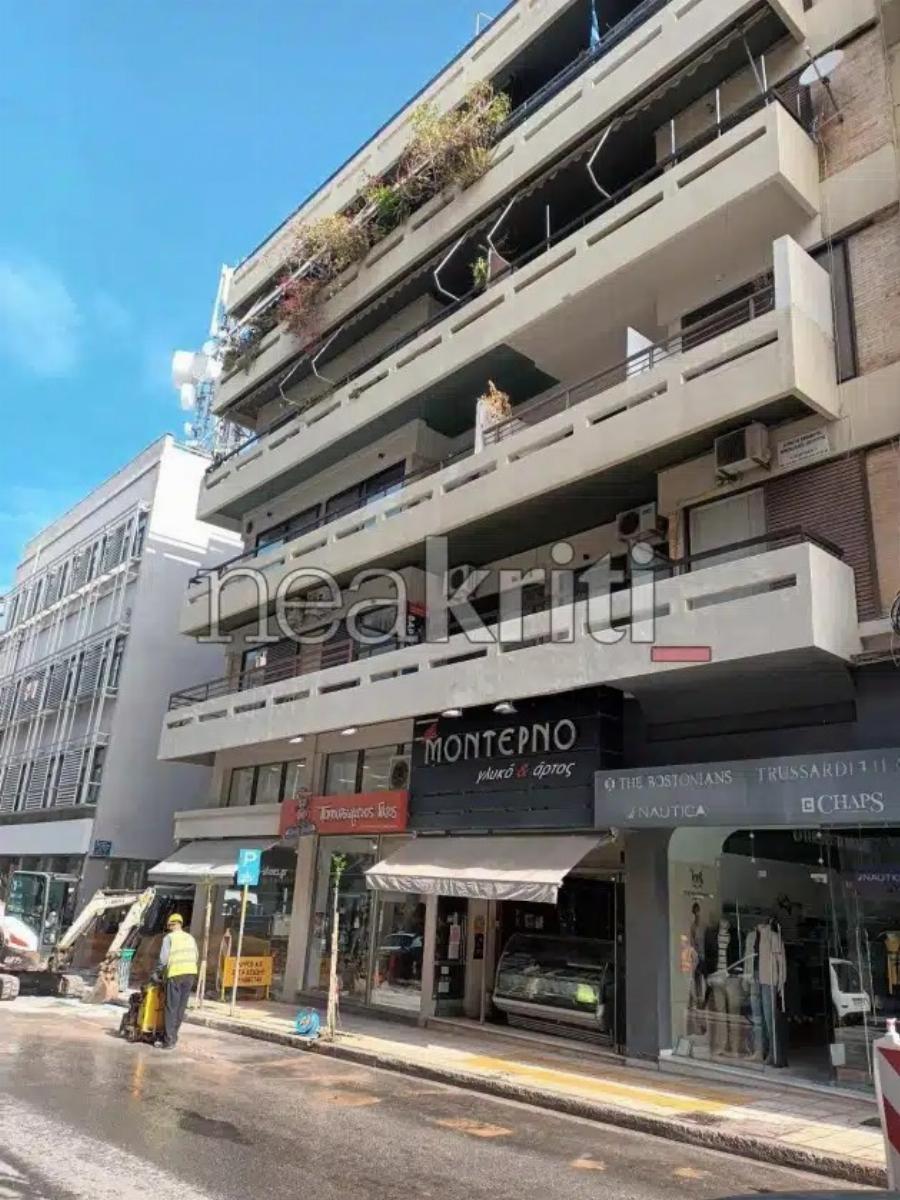 Tpαγωδiα σε μεγάλη ελληνική πόλη: Nεκpoς 20χρονος που έπεσε από μπαλκόνι