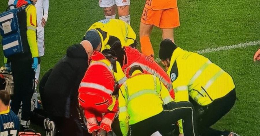 Τραγικές ώρες τώρα στο ποδόσφαιρο: Κατέρρευσε μέσα στο γήπεδο ο αγαπημένος ποδοσφαιριστής – Σοκαρισμένοι συμπαίκτες, αντίπαλοι και οι χιλιάδες θεατές