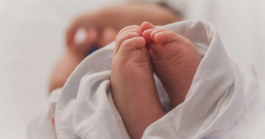 Θεσσαλονίκη: Άφησαν το 11 μηνών βρέφος τους στο μπαλκόνι όλο το βράδυ -Αστυνομικοί άκουσαν το κλάμα