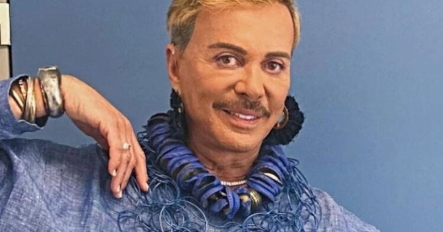 Λάκης Γαβαλάς: Η συνέχεια του επεισοδίου με τους μοναχούς στο αεροπλάνο – “Με έβρισαν, λέει, του τράβηξα το μούσι”