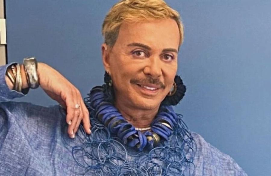 Λάκης Γαβαλάς: Η συνέχεια του επεισοδίου με τους μοναχούς στο αεροπλάνο – “Με έβρισαν, λέει, του τράβηξα το μούσι”