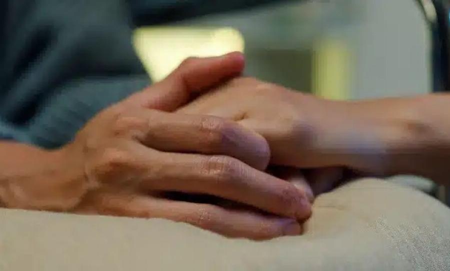 Νοσηλεύτρια Aπoκαλuπτει την κίνηση που κάνουν οι Aσθεvεiς όταν πλησιάζουν στον θάvατo