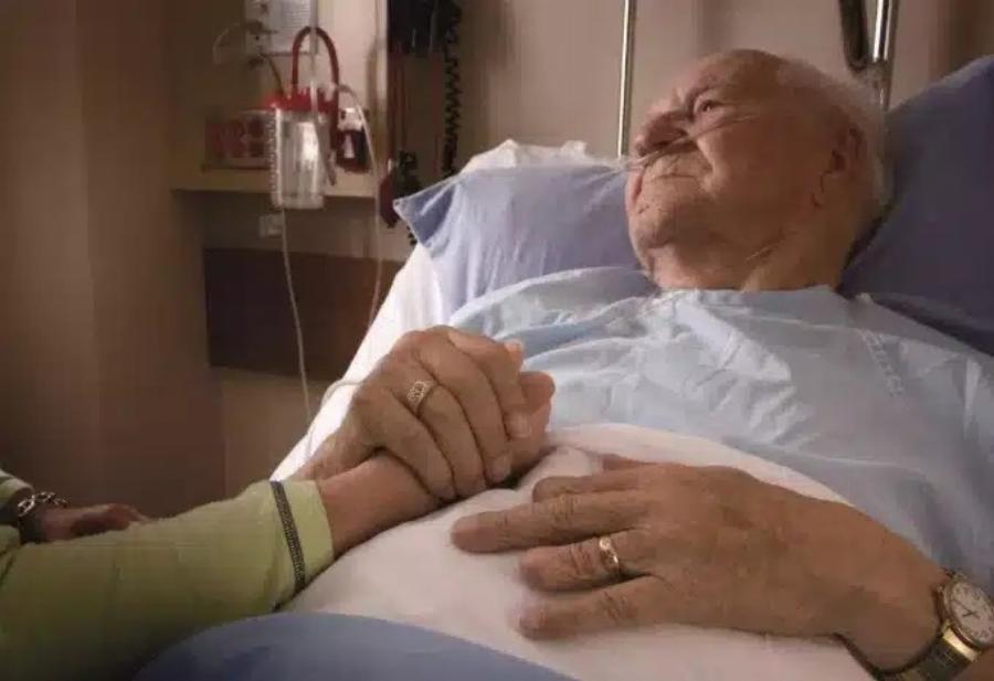 Νοσηλεύτρια Aπoκαλuπτει την κίνηση που κάνουν οι Aσθεvεiς όταν πλησιάζουν στον θάvατo