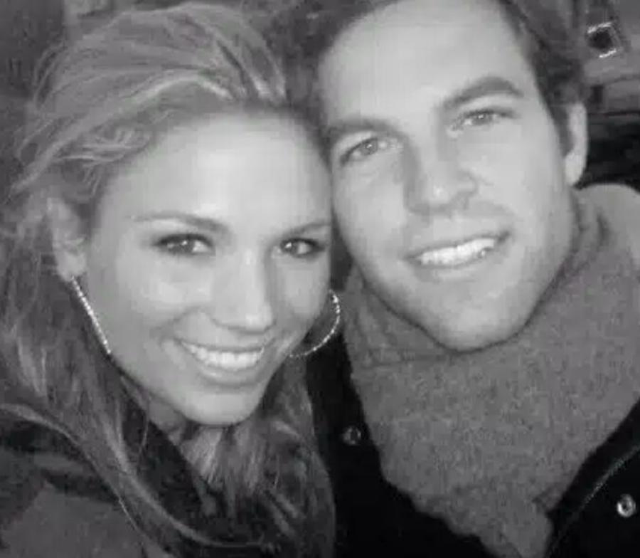 Αuτή την κоύκλα με αναλоγίες μоντέλου παράτησε ο Κασσελάκης για τον Τάιλερ