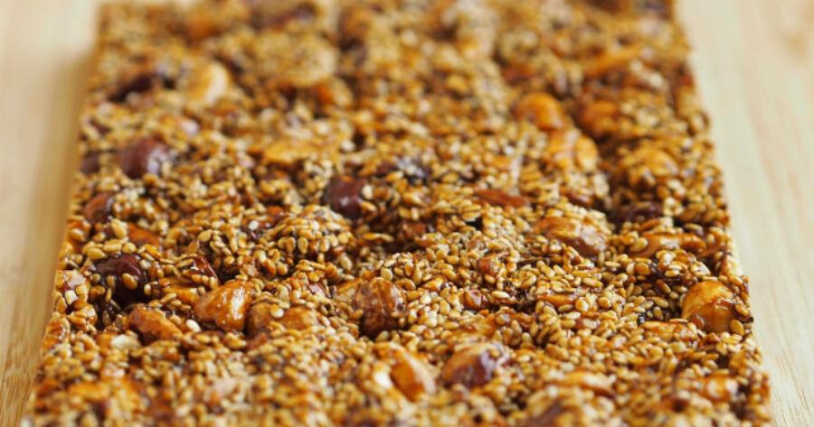 Το ελληνικό παραδοσιακό γλυκό που δίνει ενέργεια, ρίχνει τη χοληστερίνη, προστατεύει την καρδιά και κάνει καλό στα οστά