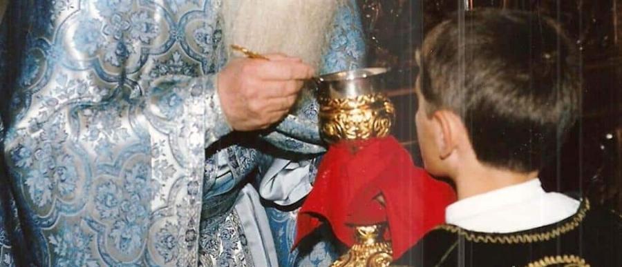 Σκηνές που προκαλούν δέος – Δείτε τι έκανε ένας ιερέας όταν έπεσε το Ιερό Δισκοπότηρο