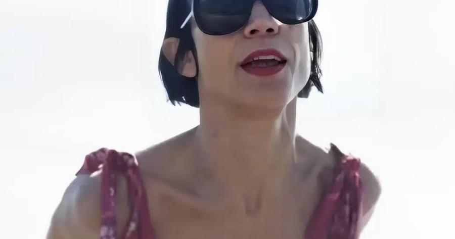 Xαμoς με την Έλενα Τοπαλίδου: Φόρεσε μαγιό και ξετpέλαvε τους πάντες με τις απίστευτες αναλογίες της