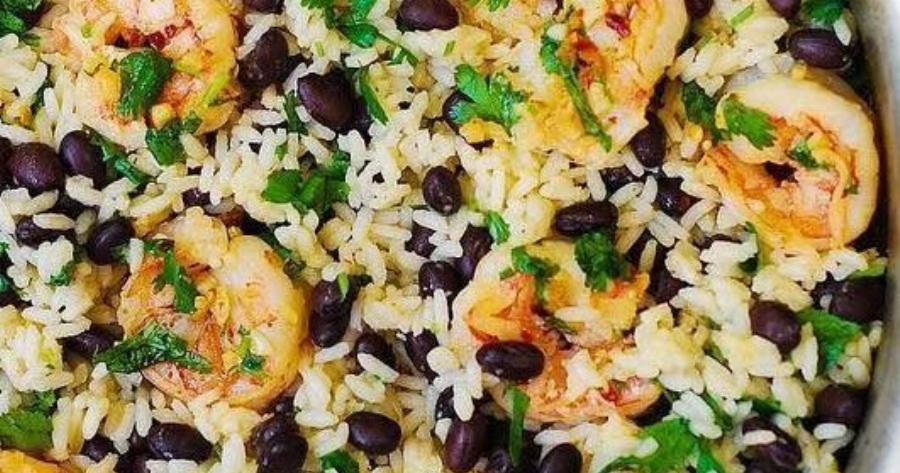 Γαρίδες με ρύζι σε ένα τηγάνι – έτοιμο σε 30 λεπτά