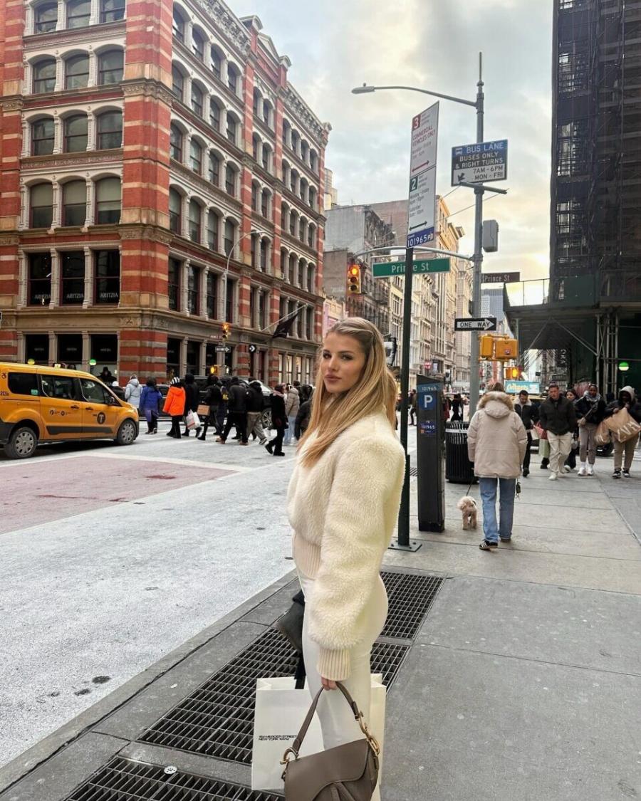 Ιέρεια της ομορφιάς! Η19χρονη κόρη της Πετρουλάκη, Άννα Μαρία, στους δρόμους του Λονδίνου με off white σύνολο