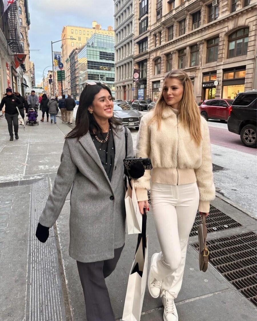 Ιέρεια της ομορφιάς! Η19χρονη κόρη της Πετρουλάκη, Άννα Μαρία, στους δρόμους του Λονδίνου με off white σύνολο