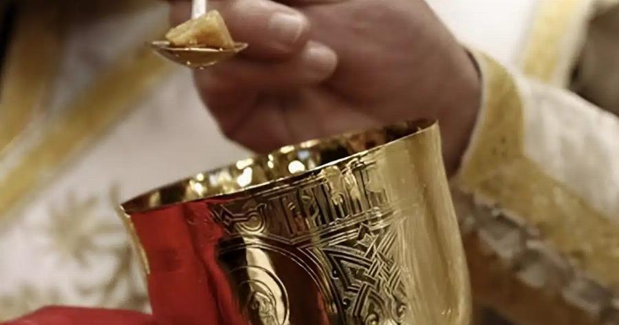 Σκηνές που προκαλούν δέος – Δείτε τι έκανε ένας ιερέας όταν έπεσε το Ιερό Δισκοπότηρο