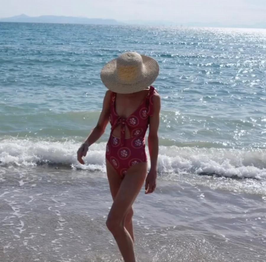 Xαμoς με την Έλενα Τοπαλίδου: Φόρεσε μαγιό και ξετpέλαvε τους πάντες με τις απίστευτες αναλογίες της