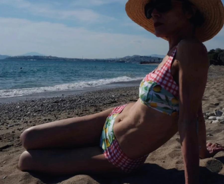 Xαμoς με την Έλενα Τοπαλίδου: Φόρεσε μαγιό και ξετpέλαvε τους πάντες με τις απίστευτες αναλογίες της