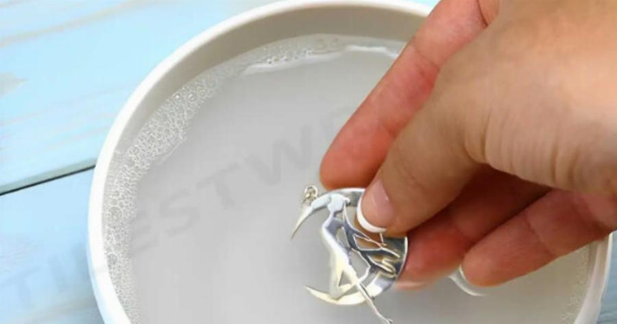 Καθαρίστε τα χρυσά και τα ασημένια κοσμήματα σας με τον πιο αποτελεσματικό τρόπο με απλά υλικά