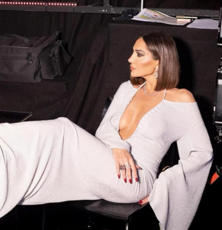 Σαν αρχαία Ελληνίδα Θεά: Η Δέσποινα Βανδή εμφανίστηκε με το πιο αποκαλυπτıκό φóρεμα που καμıά άλλη δεν τολμά να βάλει