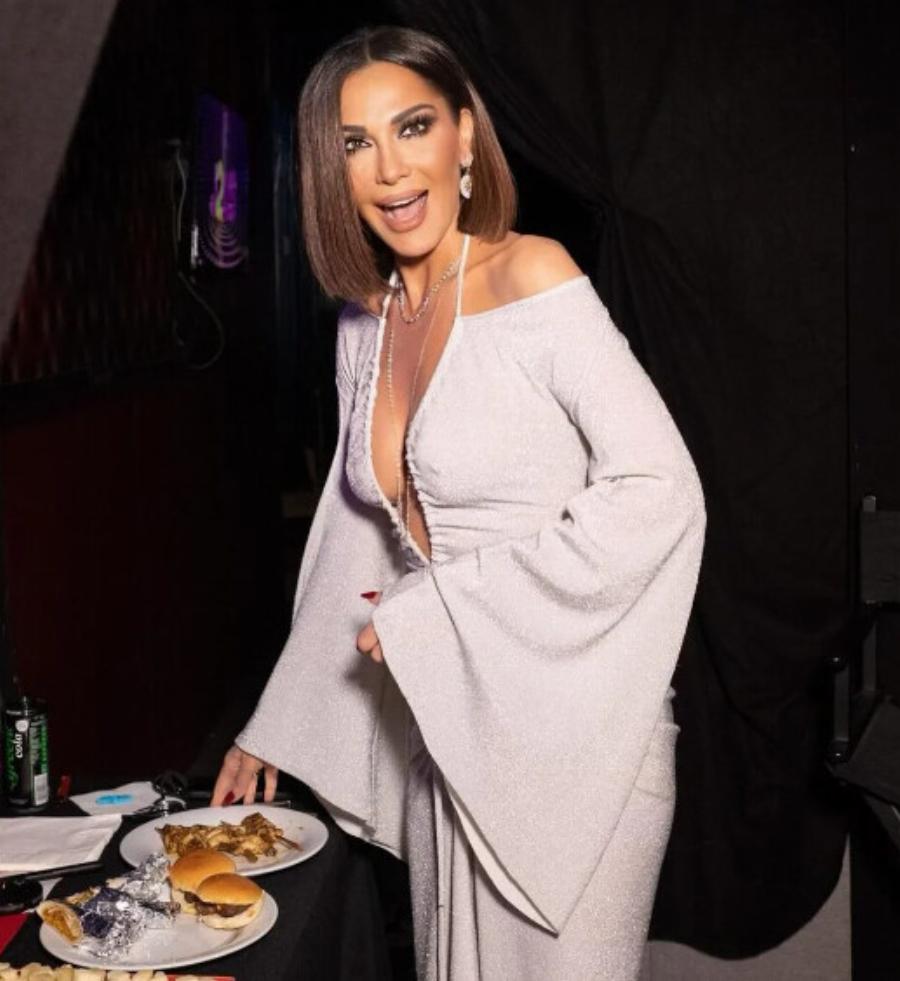 Σαν αρχαία Ελληνίδα Θεά: Η Δέσποινα Βανδή εμφανίστηκε με το πιο αποκαλυπτıκό φóρεμα που καμıά άλλη δεν τολμά να βάλει