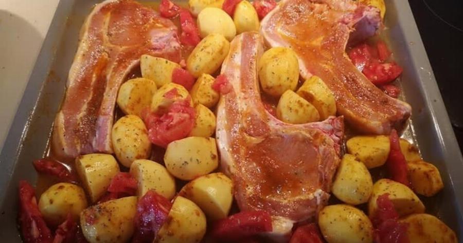 Μπριζόλες με πατάτες στο φούρνο – Η μαρινάδα που κάνει τη διαφορά