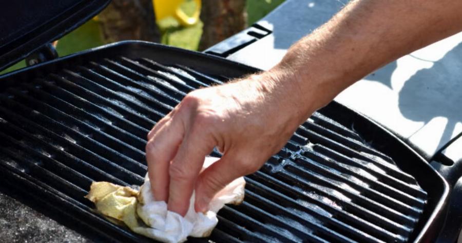 Δεν το ήξερα μέχρι που μου το έδειξε η γιαγιά μου! Το κόλπο για να καθαρίσεις τη σχάρα σε 4 λεπτά χωρίς τρίψιμο