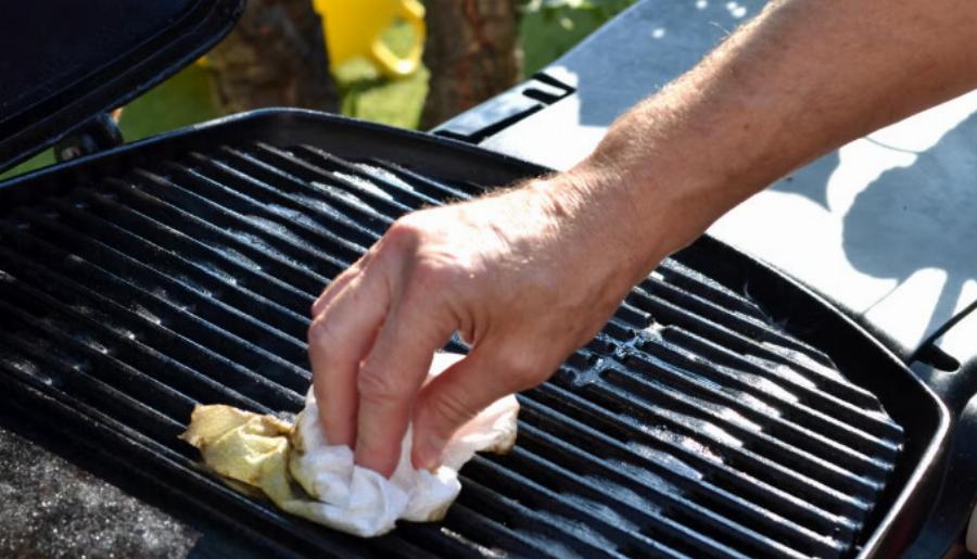 Δεν το ήξερα μέχρι που μου το έδειξε η γιαγιά μου! Το κόλπο για να καθαρίσεις τη σχάρα σε 4 λεπτά χωρίς τρίψιμο
