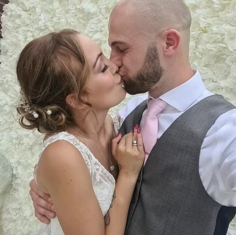 ΣOK με τον θάvατo της 28χρονης μητέρας: Έκαναν οικογενειακές διακοπές, πέθαvε ξαφνικά και την επέστρεψαν χωρίς καρδιά