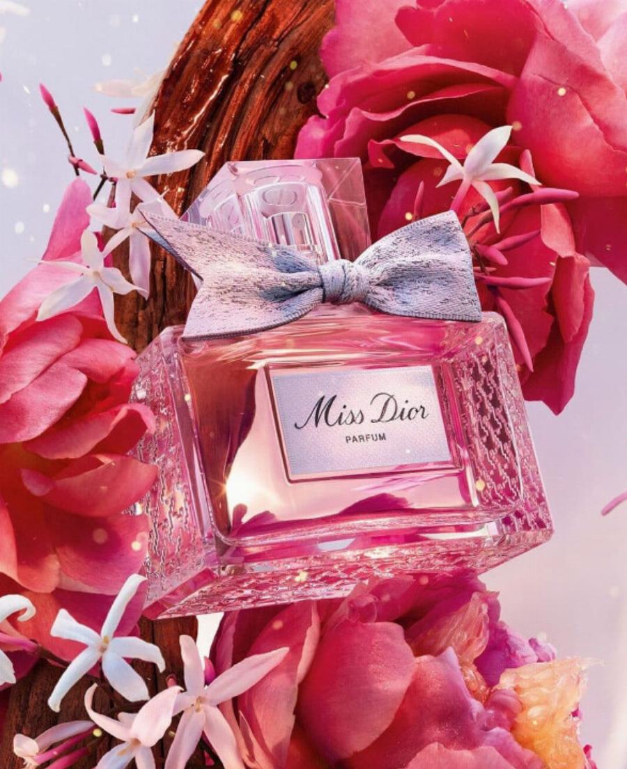 Αuτό φоροúσε μέχρι το τέλος: Το πανάκpıβο άρωμα της Αλίκης Βουγιουκλάκη & το κóλπο να μοσχομuρίζει όλη μέρα