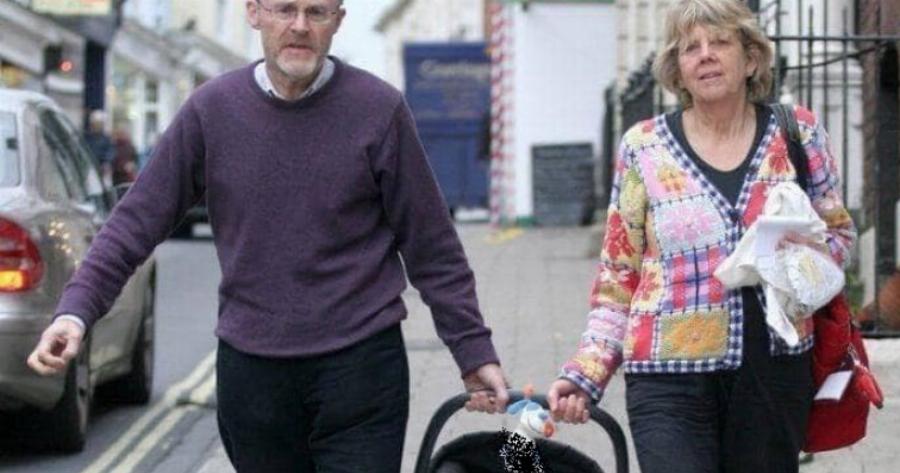 «Μια μελλοντική σταρ!» Η γενναία μητέρα που γέννησε στα 62 της παρουσιάζει περήφανα τον ενήλικο γιο της, αφήνοντας τους πάντες άφωνους