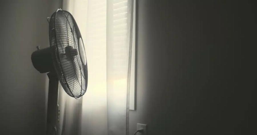 Δροσιά χωρίς κλιματιστικό: Το έξυπνο κόλπο με τον ανεμιστήρα που δεν πάει ο νους σου