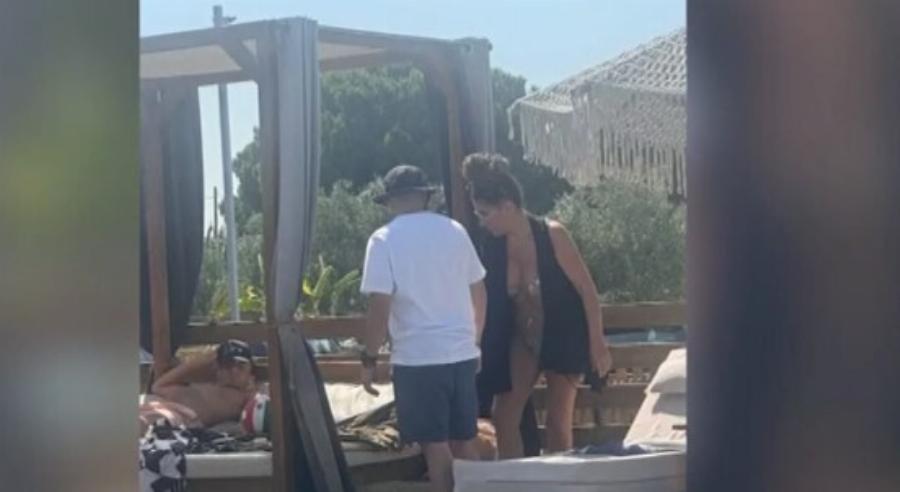 Καύσωνας στο Γαλαξίδι: Η Έλενα Παπαρίζου με μαγιό που κόβει την ανάσα σε κοσμικό beach bar!