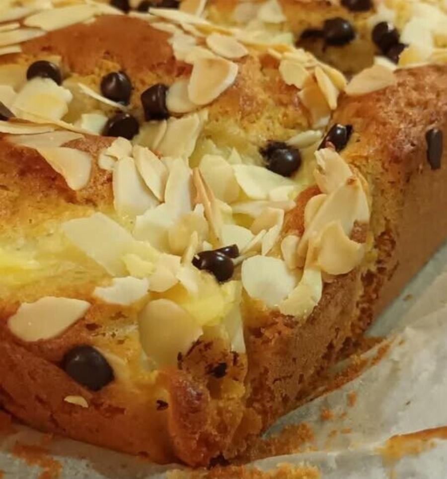 Κέικ με κρέμα βανίλιας, αμύγδαλα και σοκολάτα – Αφράτο και πεντανόστιμο