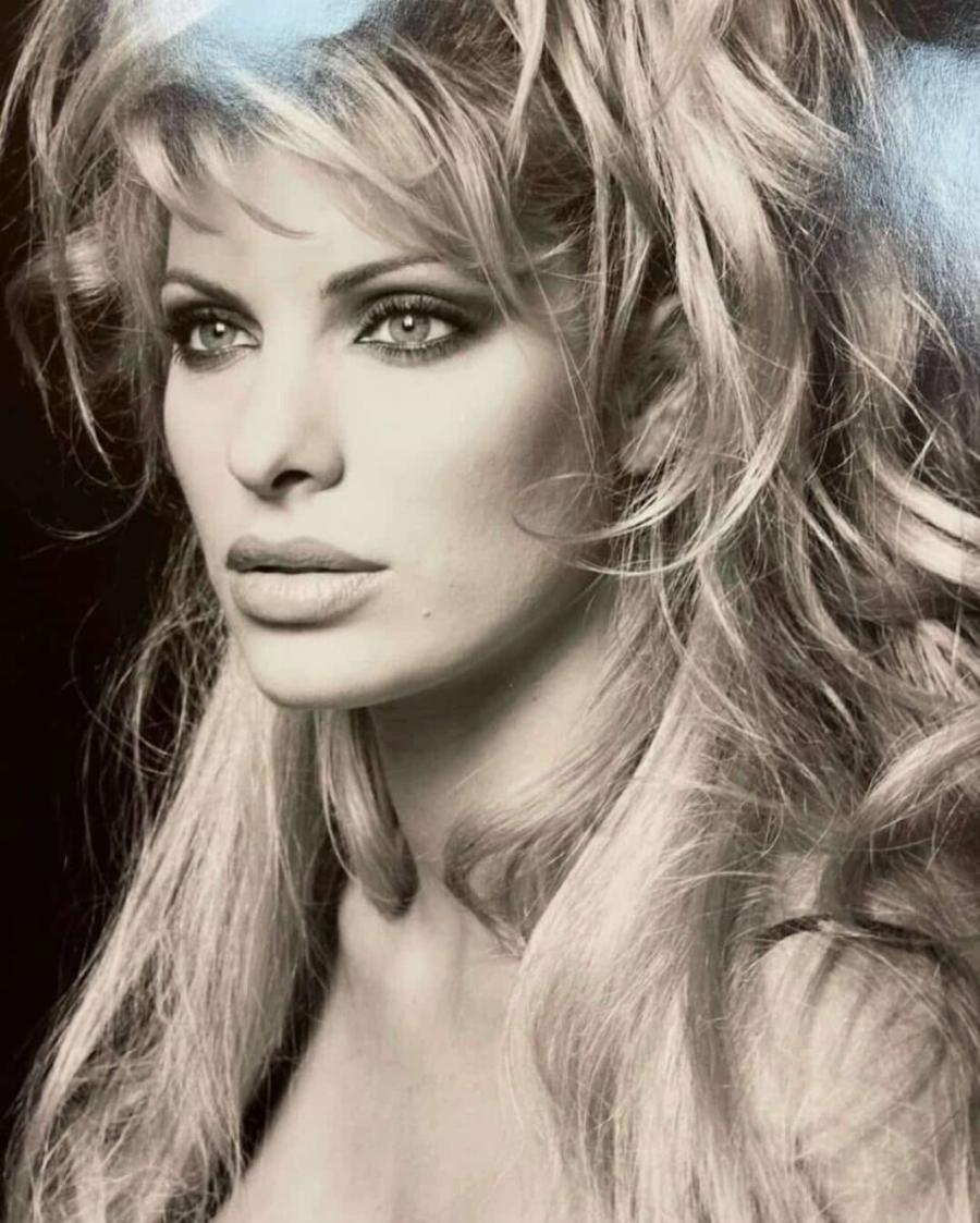 Η πιτσιρίκα Ελένη Μενεγάκη ποζάρει δίπλα από το χριστουγεννιάτικο δέντρο