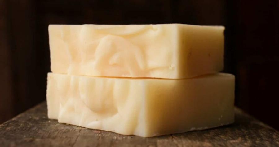 Σωθήκαμε: Πώς με ένα σαπούνι που κοστίζει 40 λεπτά μπορείς να φτıάξεις 3 λίτρα απορρυπαντıκό για το πλυντńριο