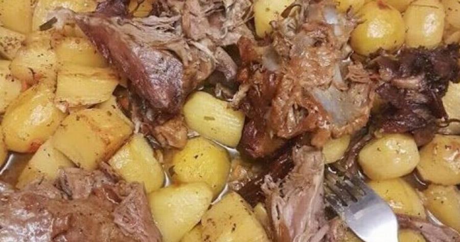 Το πιο μαλακό αρνάκι φούρνου με μελωμένες πατάτες