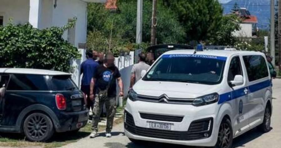 ΕΚΤΑΚΤΟ ΤΩΡΑ: Όλα Τούμπα στο διπλό φονικό στο Αίγιο – Βρέθηκε «κρυφή» πόρτα, σοκ με αυτά που βρήκαν μέσα