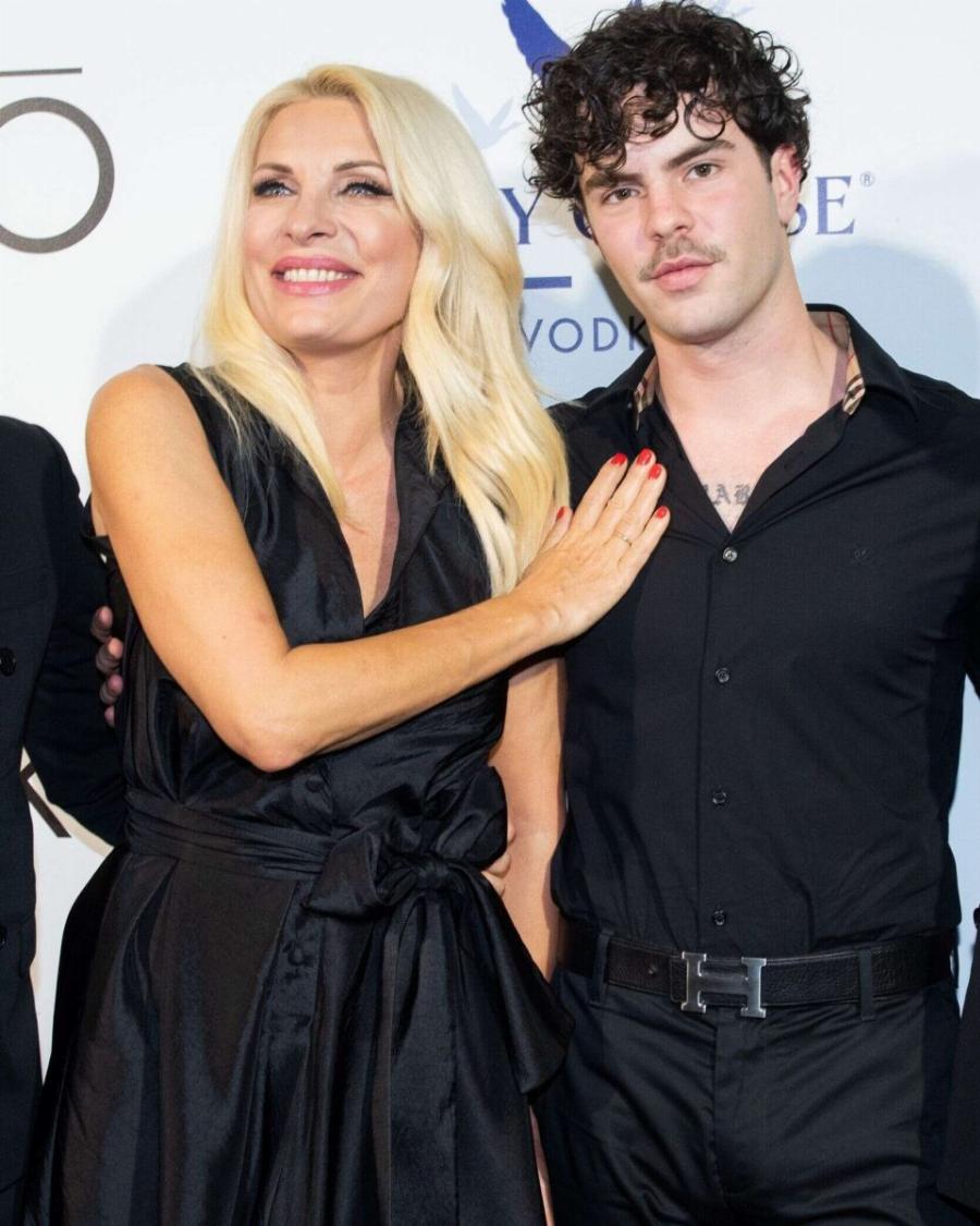 Επιτυχημένος και αυτοδημιουργήτος: Αυτή την εργασία κάνει ο Άγγελος Λάτσιος, ο γιος της Ελένης Μενεγάκη