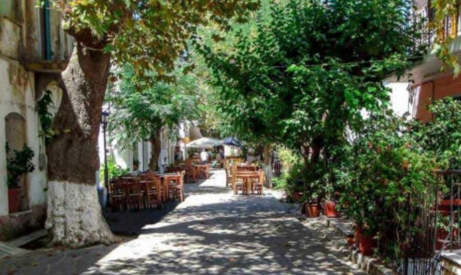 Ζει τη νύχτα: Το μοναδικό χωριό στην Ελλάδα που τα μαγαζιά ανοίγουν στις 11 το βράδυ