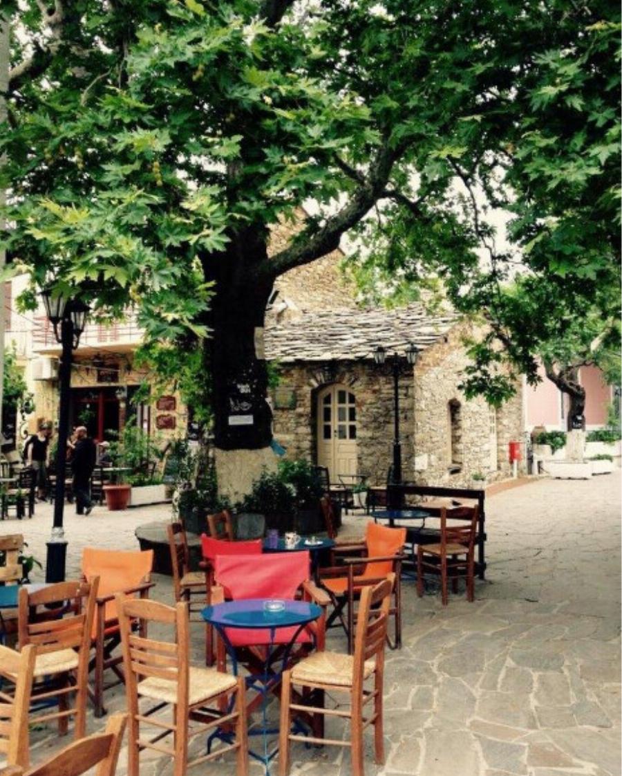 Ζει τη νύχτα: Το μοναδικό χωριό στην Ελλάδα που τα μαγαζιά ανοίγουν στις 11 το βράδυ