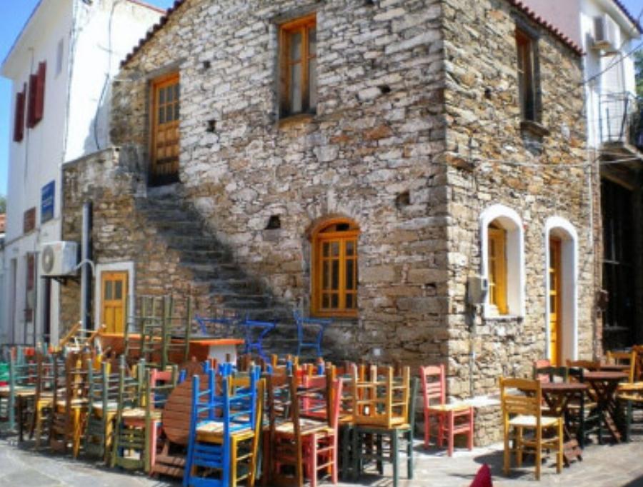 Ζει τη νύχτα: Το μοναδικό χωριό στην Ελλάδα που τα μαγαζιά ανοίγουν στις 11 το βράδυ