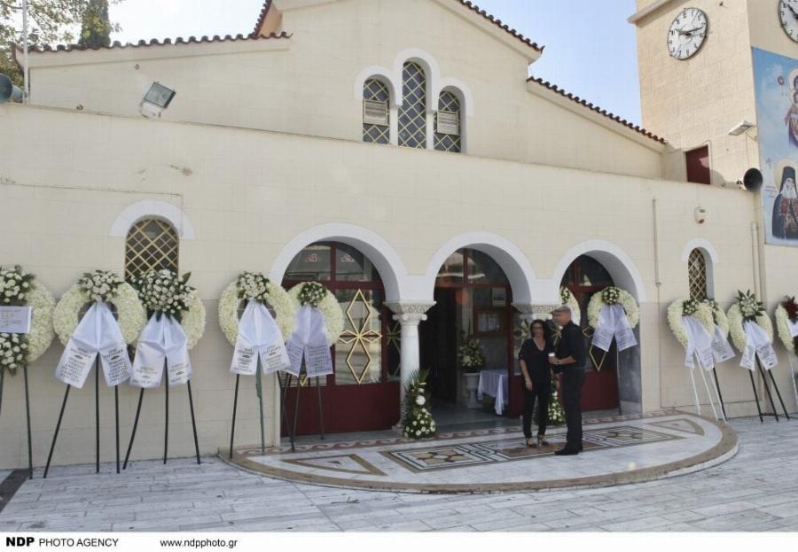 Κηδεία Κόκοτα: Κατέρρευσε η σύζυγός του μόλις αντίκρισε το φέρετρο-Ανατριχιάζουν τα λόγια της