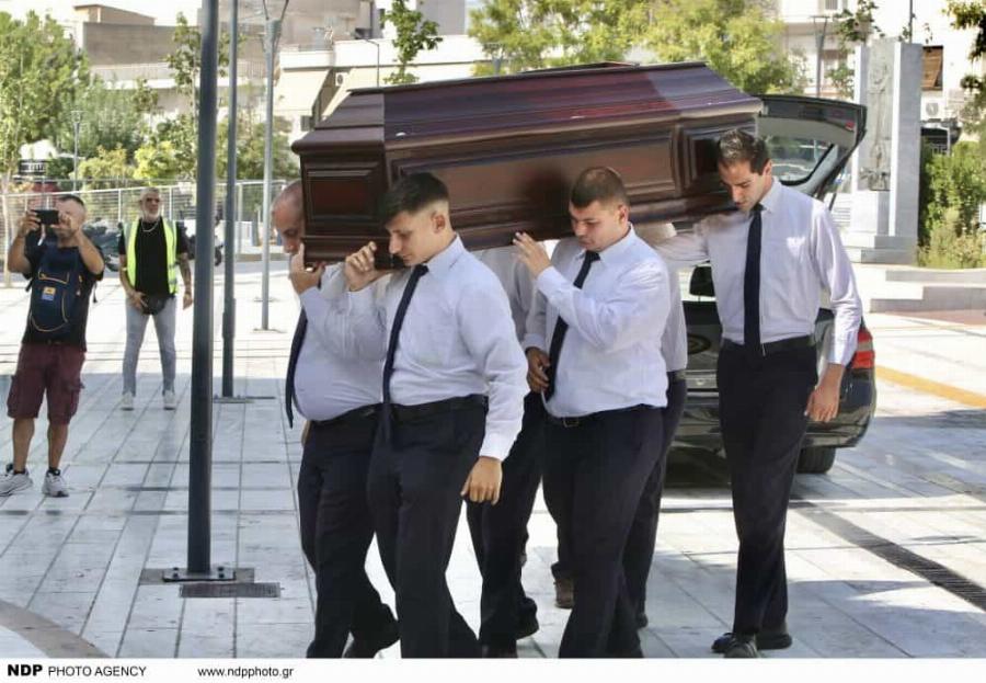 Κηδεία Κόκοτα: Κατέρρευσε η σύζυγός του μόλις αντίκρισε το φέρετρο-Ανατριχιάζουν τα λόγια της