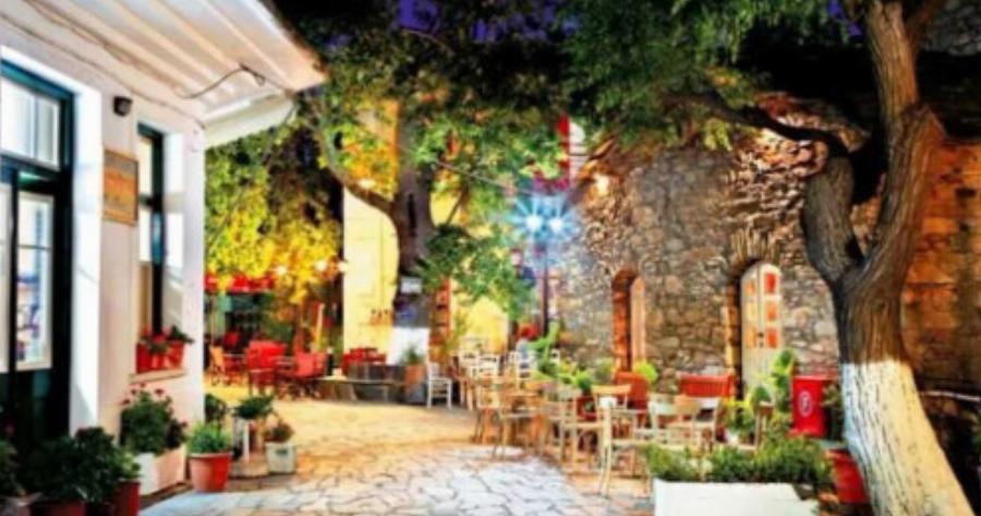 Ζει τη νύχτα: Το μοναδικό χωριό στην Ελλάδα που τα μαγαζιά ανοίγουν στις 11 το βράδυ